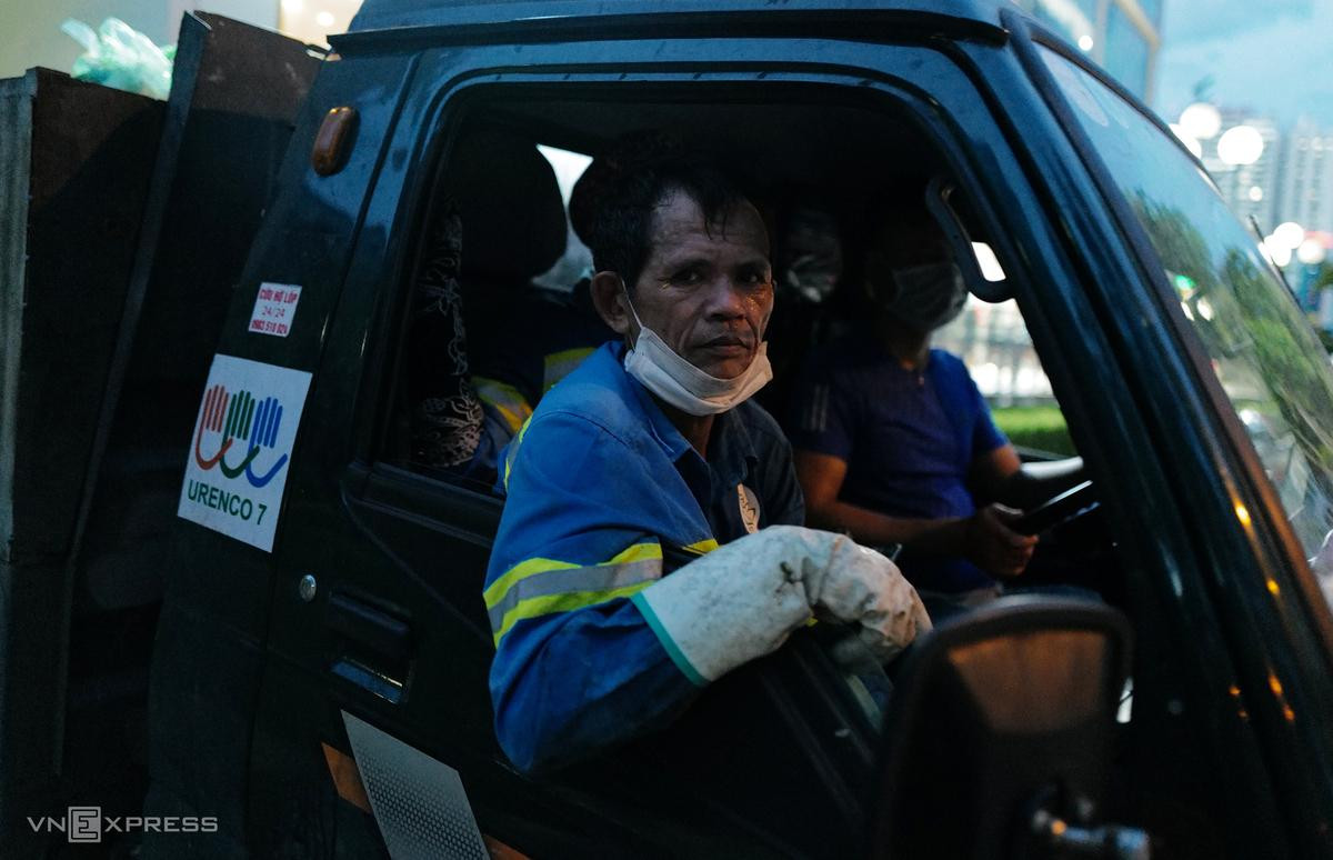 Rác được thu gom lên xe tải rồi chở về công ty tập trung, một nhóm gồm hai người theo xe sẽ phụ trách từ việc dọn rác lên xe đến hạ rác xuống bãi tập kết. Rác được thu gom lên xe tải rồi chở về công ty tập trung, một nhóm gồm hai người theo xe sẽ phụ trách từ việc dọn rác lên xe đến hạ rác xuống bãi tập kết.