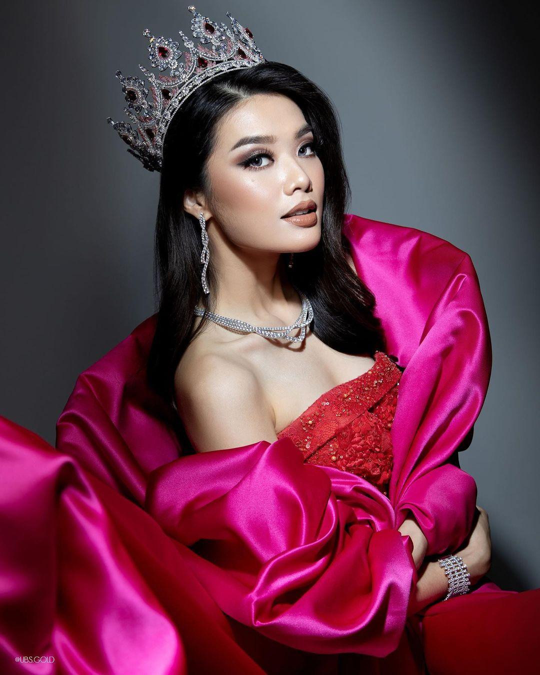 Người đẹp Pricilia Carla Yules đăng quang ngôi vị Miss World Indonesia. Mỹ nhân Đông Nam Á này được đánh giá rất cao tại cuộc thi Miss World 2021 sắp được tổ chức. Pricilia Carla Yules sinh năm 1996, từng tốt nghiệp chuyên ngành Khách sạn tại Melbourne, Australia. Cô được đánh giá cao ở khả năng thuyết trình tiếng Anh.