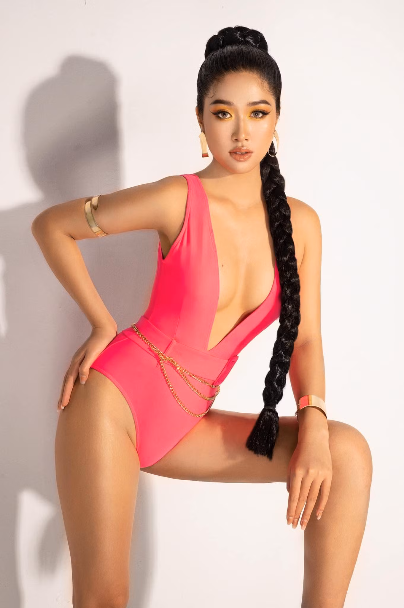 Hotgirl hàng không Đặng Vân Ly khoe dáng nóng bỏng và táo bạo với áo tắm tông màu hồng nổi bật. Sau cuộc thi HHVN 2020, cô nàng ngày càng quyến rũ và táo bạo hơn.