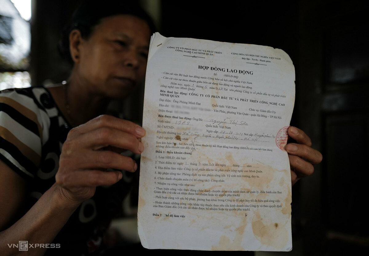Bà Sơn cầm hợp đồng lao động đã ố vàng. "Họ ký hợp đồng với tôi nhưng hai năm nay không thực hiện theo hợp đồng là trả lương đúng hẹn từ mùng 5 đến 10 hàng tháng, để chúng tôi mòn mỏi chờ đợi. Năm 2019, công ty nợ 3 tháng lương, đến cuối năm mới trả đủ. Năm ngoái, nợ tới 7 tháng mà qua Tết vẫn không thấy nói gì", bà Sơn nói. Bà Sơn cầm hợp đồng lao động đã ố vàng. "Họ ký hợp đồng với tôi nhưng hai năm nay không thực hiện theo hợp đồng là trả lương đúng hẹn từ mùng 5 đến 10 hàng tháng, để chúng tôi mòn mỏi chờ đợi. Năm 2019, công ty nợ 3 tháng lương, đến cuối năm mới trả đủ. Năm ngoái, nợ tới 7 tháng mà qua Tết vẫn không thấy nói gì", bà Sơn nói.