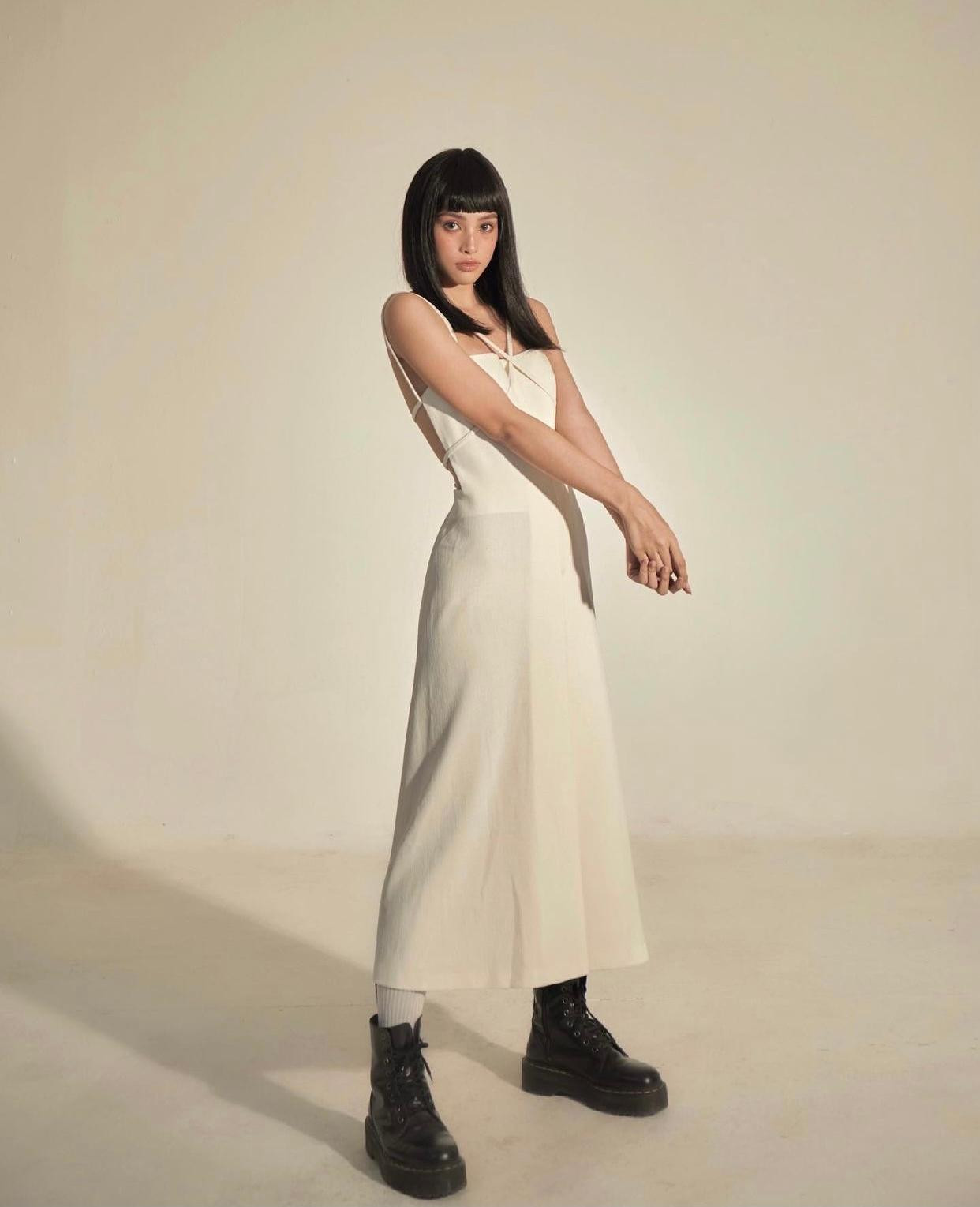 Hoa hậu Tiểu Vy lạ lẫm với kiểu tóc mái cá tính, gợi nhớ tới nhân vật Nano trong bộ phim đình đám Thái Lan. Hoa hậu Tiểu Vy lạ lẫm với kiểu tóc mái cá tính, gợi nhớ tới nhân vật Nano trong bộ phim đình đám Thái Lan.