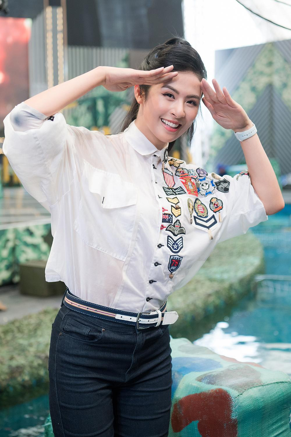 Buổi ghi hình ‘Chúng tôi là chiến sĩ’ cũng là sự kiện hiếm hoi Ngọc Hân tham gia kể từ khi dịch COVID-19 bùng phát trở lại và ngày càng diễn biến phức tạp. Buổi ghi hình ‘Chúng tôi là chiến sĩ’ cũng là sự kiện hiếm hoi Ngọc Hân tham gia kể từ khi dịch COVID-19 bùng phát trở lại và ngày càng diễn biến phức tạp.