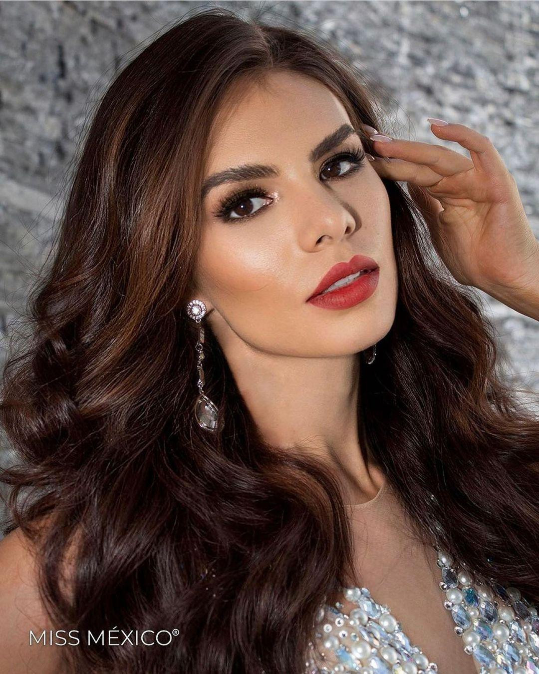 Mặc dù vậy trong những shoot hình beauty, Mariana Macías Ornelas vẫn tự tin khoe nhan sắc kiêu sa của mình.