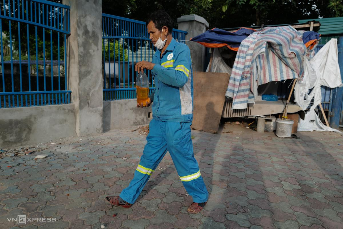 15h30 hàng ngày, ông Đăng đón xe buýt đi 30 km lên quận Nam Từ Liêm để thu gom rác. Từ đầu năm nay, hợp đồng của ông được chuyển sang Công ty TNHH MTV Môi trường Đô thị Hà Nội (Urenco7), được đóng bảo hiểm và trả lương đúng thời gian hàng tháng nên ông rất vui. 15h30 hàng ngày, ông Đăng đón xe buýt đi 30 km lên quận Nam Từ Liêm để thu gom rác. Từ đầu năm nay, hợp đồng của ông được chuyển sang Công ty TNHH MTV Môi trường Đô thị Hà Nội (Urenco7), được đóng bảo hiểm và trả lương đúng thời gian hàng tháng nên ông rất vui.