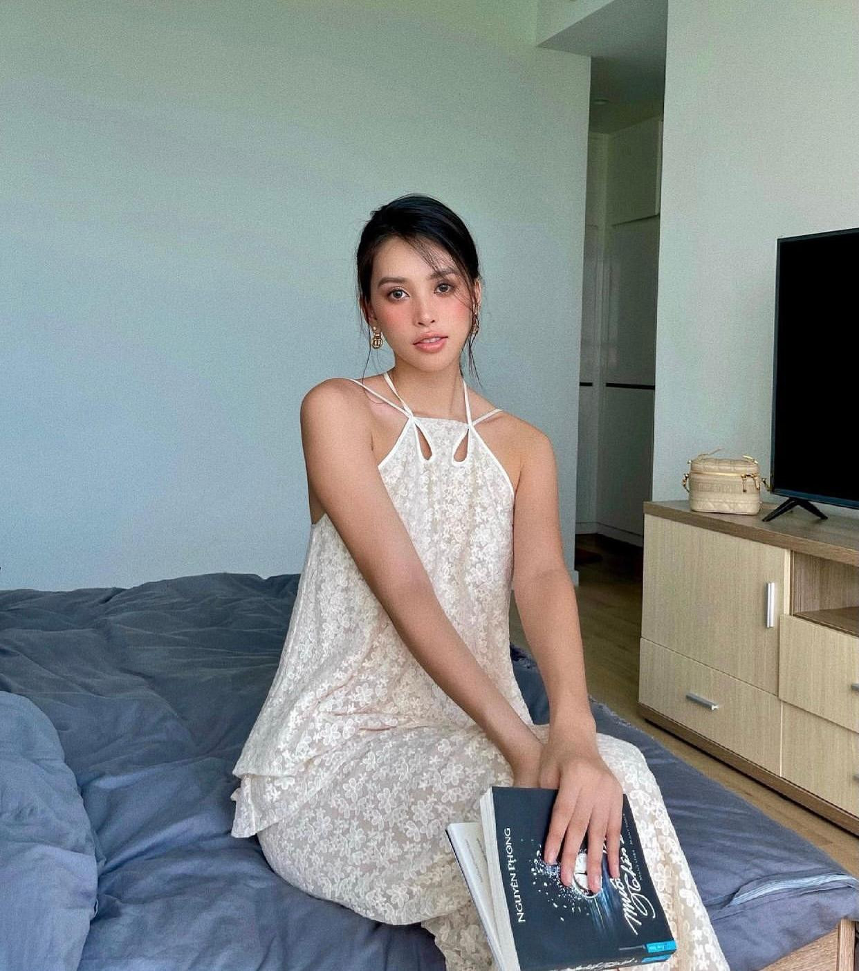 Bộ váy có thiết kế kiểu cổ yếm với chất liệu ren mang lại vẻ thanh lịch, dịu dàng cho Tiểu Vy. Bộ váy có thiết kế kiểu cổ yếm với chất liệu ren mang lại vẻ thanh lịch, dịu dàng cho Tiểu Vy.