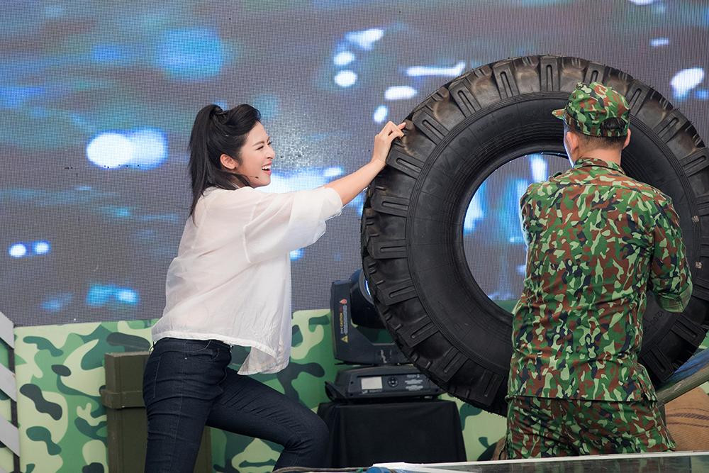 Và đẩy lốp xe để kiểm tra thể lực. Và đẩy lốp xe để kiểm tra thể lực.