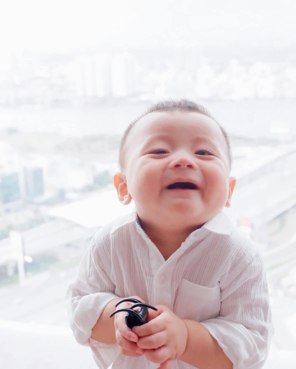 Á hậu Thuý Vân khoe khoảnh khắc đáng yêu của cậu con trai trên trang cá nhân.