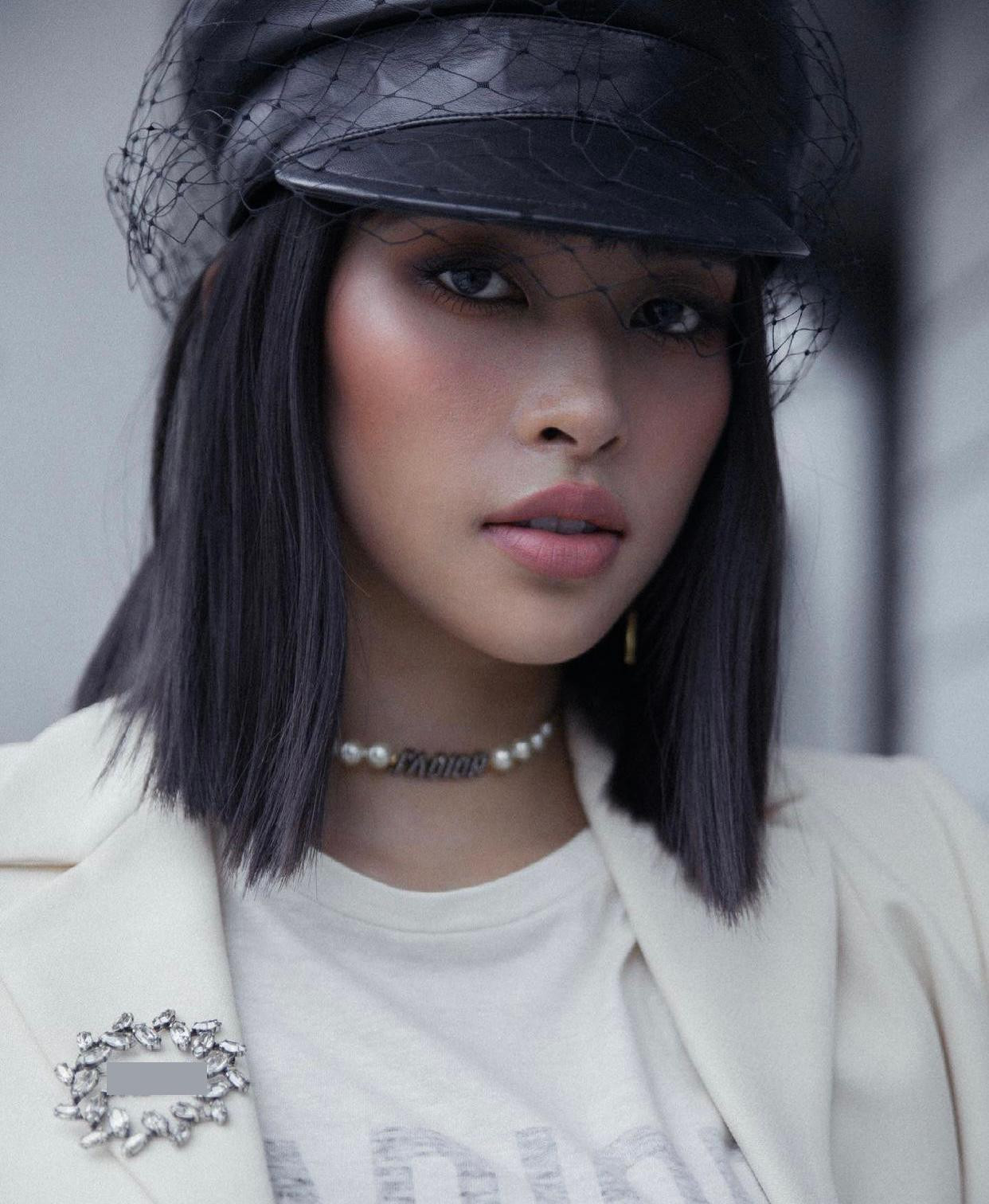 Hoa hậu Tiểu Vy hoá tiểu thư kiêu kỳ và cá tính.