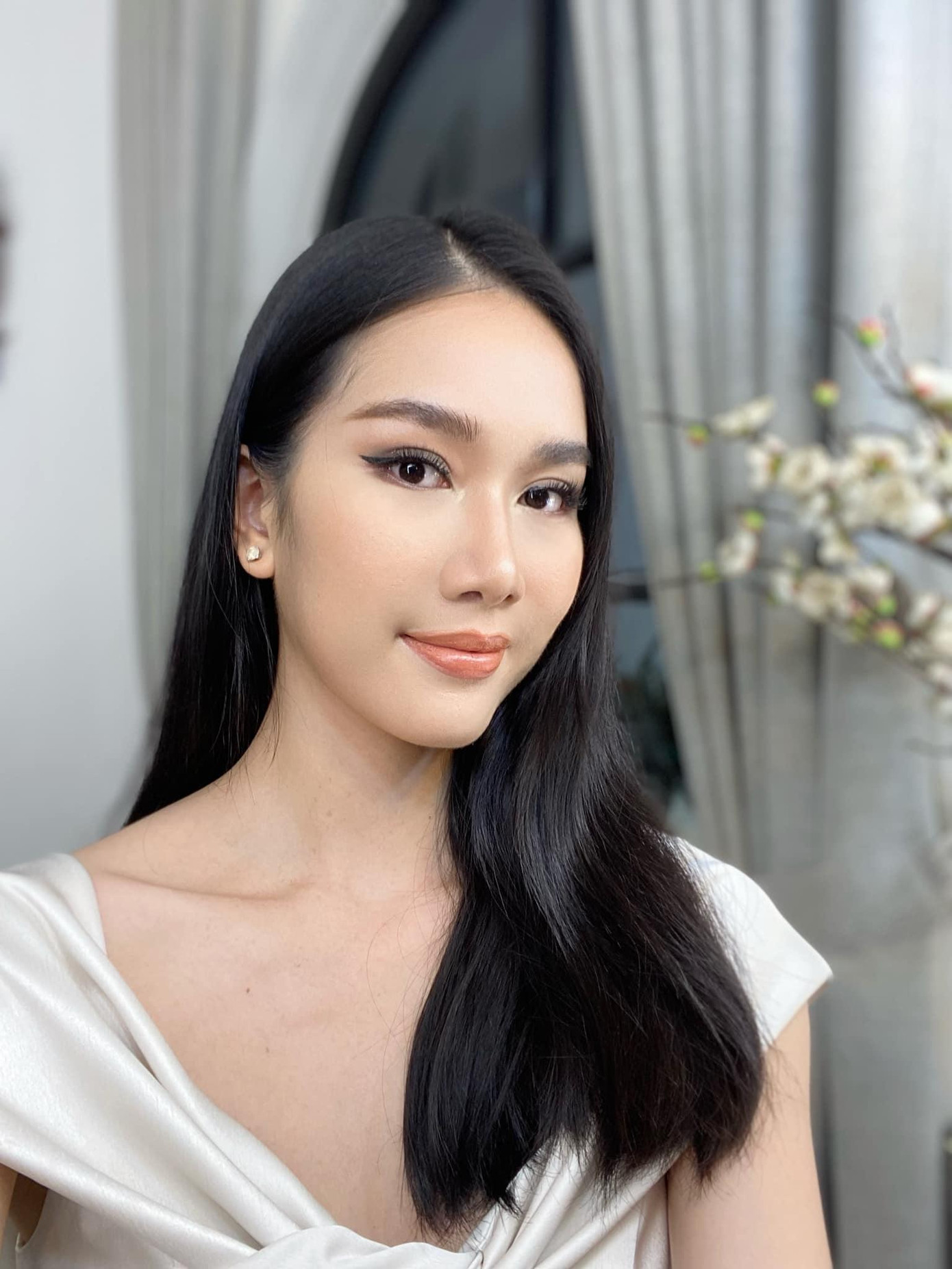 Á hậu Phương Anh đang tích cực học tự trang điểm và thử các lay-out make-up khác nhau để chuẩn bị cho cuộc thi Hoa hậu Quốc tế vào cuối năm nay.
