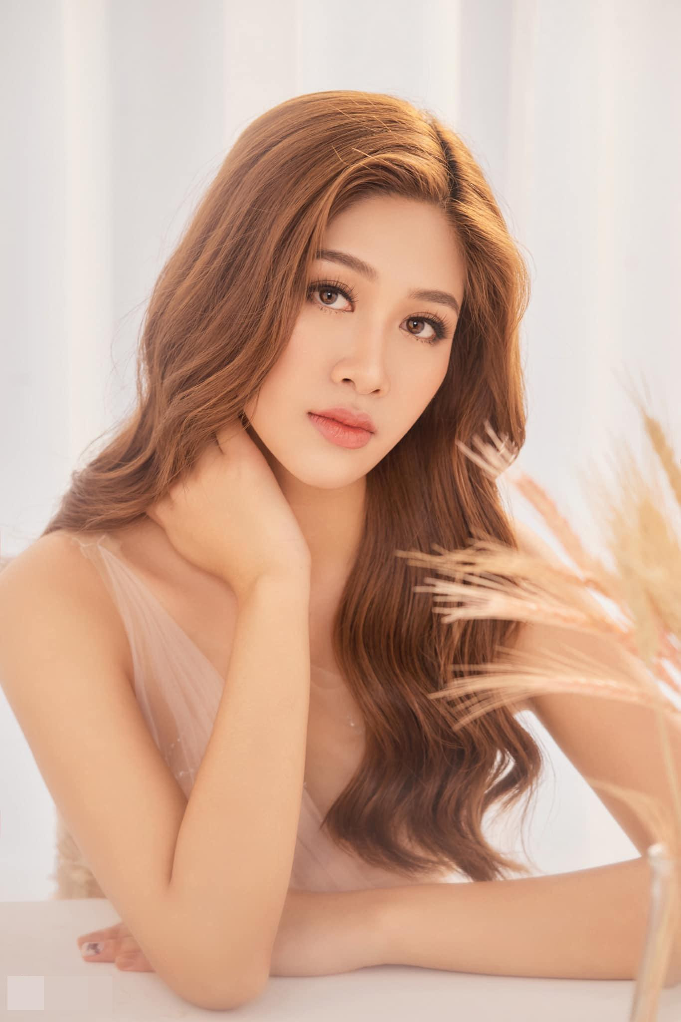 'Hotgirl hàng không' của cuộc thi HHVN 2020 rất chịu khó thay đổi hình ảnh trong thời gian gần đây.