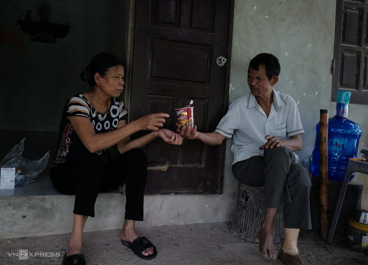 Nuôi cá giống thu nhập bấp bênh, vợ chồng ông Đăng lên Hà Nội làm nghề thu gom rác cho Công ty cổ phần Đầu tư và Phát triển công nghệ cao Minh Quân hơn 3 năm nay. Do công ty chậm chi trả lương 7 tháng qua, gia đình ông bà gặp nhiều khó khăn. "Tôi đã có thời gian dài làm không hợp đồng cho công ty, mãi tới năm 2017 công ty tuyển người mới chính thức được ký. Thời gian gần đây, sức khỏe đi xuống, bị nợ lương nên tôi ở hẳn nhà. Cả nhà hai vợ chồng và con dâu làm nghề này thì đều bị nợ 6-7 tháng lương", bà Sơn nói. Nuôi cá giống thu nhập bấp bênh, vợ chồng ông Đăng lên Hà Nội làm nghề thu gom rác cho Công ty cổ phần Đầu tư và Phát triển công nghệ cao Minh Quân hơn 3 năm nay. Do công ty chậm chi trả lương 7 tháng qua, gia đình ông bà gặp nhiều khó khăn. "Tôi đã có thời gian dài làm không hợp đồng cho công ty, mãi tới năm 2017 công ty tuyển người mới chính thức được ký. Thời gian gần đây, sức khỏe đi xuống, bị nợ lương nên tôi ở hẳn nhà. Cả nhà hai vợ chồng và con dâu làm nghề này thì đều bị nợ 6-7 tháng lương", bà Sơn nói.