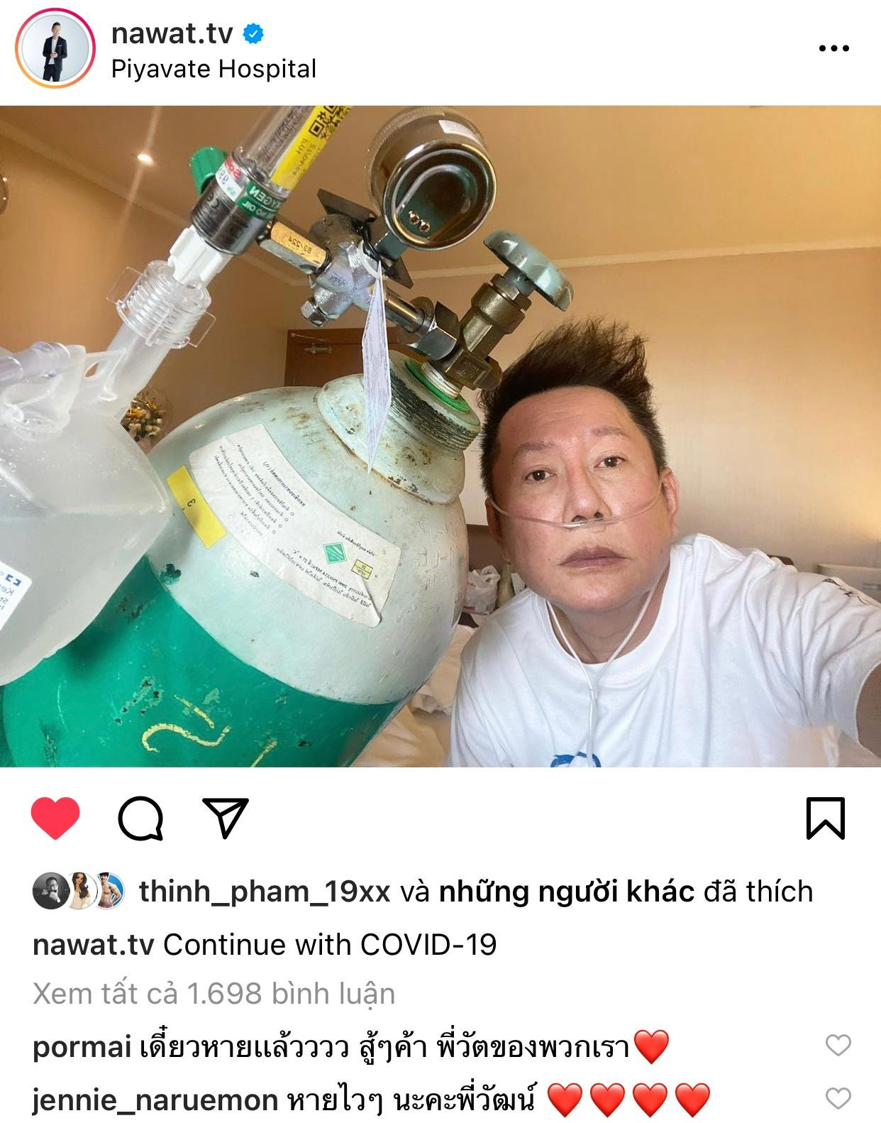 Mr. Nawat phải sử dụng bình thở oxy trên giường bệnh.