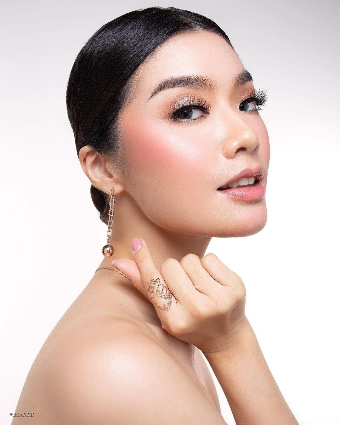 Pricilia Carla Yules sở hữu vẻ đẹp trong trẻo, duyên dáng đúng gu của cuộc thi Miss World. Người hâm mộ Indonesia cũng đang kỳ vọng cô sẽ mang vương miện Hoa hậu thế giới tiếp theo về cho đất nước này sau hai lần liên tiếp đoạt danh hiệu Á hậu vào các năm 2015 và 2016.