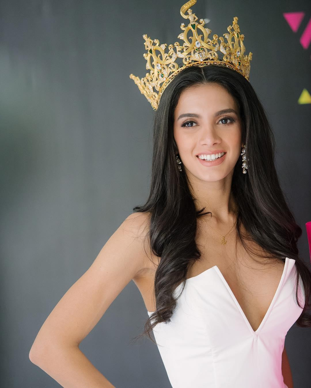 Clara Sosa sở hữu gương mặt ngọt ngào và sang trọng, đặc biệt là body đẹp hoàn hảo không tì vết với những đường nét nóng bỏng đậm chất Latinh.