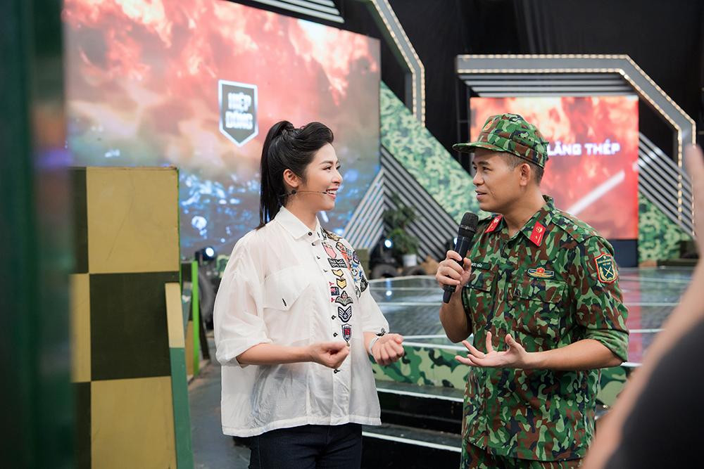 Ngọc Hân đã chuẩn bị kỹ về sức khoẻ và sẵn sàng tham gia những chướng ngại vật khó khăn như đu xà, chui hầm rào dây thép gai, đẩy lốp xe, vượt tường gỗ… Ngọc Hân đã chuẩn bị kỹ về sức khoẻ và sẵn sàng tham gia những chướng ngại vật khó khăn như đu xà, chui hầm rào dây thép gai, đẩy lốp xe, vượt tường gỗ…