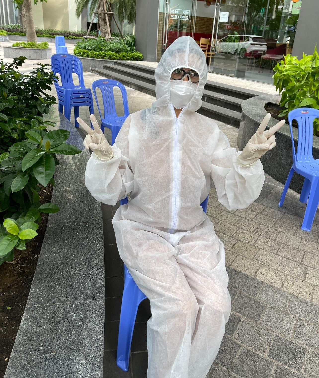 Á hậu Thuý Vân mặc đồ bảo hộ khi đi lấy mẫu xét nghiệm COVID-19.