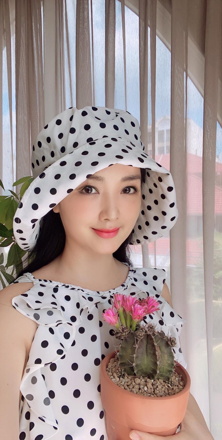 Hoa hậu Đền Hùng Giáng My trẻ trung, xinh đẹp trong bộ váy chấm bi nền nã. Hoa hậu Đền Hùng Giáng My trẻ trung, xinh đẹp trong bộ váy chấm bi nền nã.