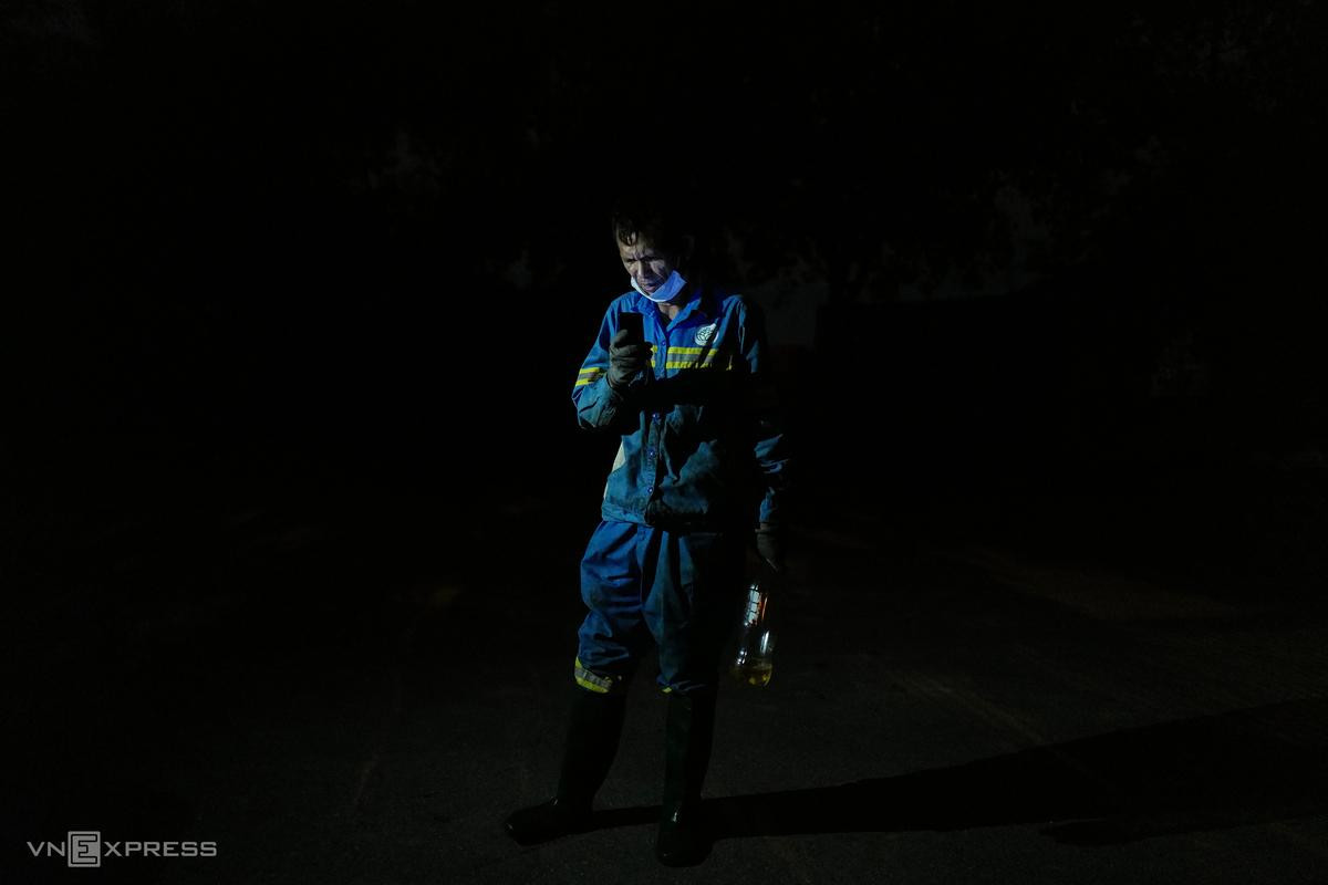 Rạng sáng, ông Đăng trở về lán tạm mở điện thoại kiểm tra cuộc gọi nhỡ trong ngày. Dọn rác trong hầm các chung cư độc hại, mỗi ngày ngoài 174.000 đồng tiền công, ông còn được nhận 20.000 đồng hỗ trợ. Rạng sáng, ông Đăng trở về lán tạm mở điện thoại kiểm tra cuộc gọi nhỡ trong ngày. Dọn rác trong hầm các chung cư độc hại, mỗi ngày ngoài 174.000 đồng tiền công, ông còn được nhận 20.000 đồng hỗ trợ.