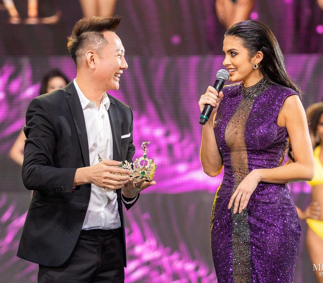 Với tài ăn nói khéo léo và lưu loát của mình, Clara Sosa cũng được BTC Miss Grand tin tưởng trao nhiệm vụ làm MC trong đêm chung kết.