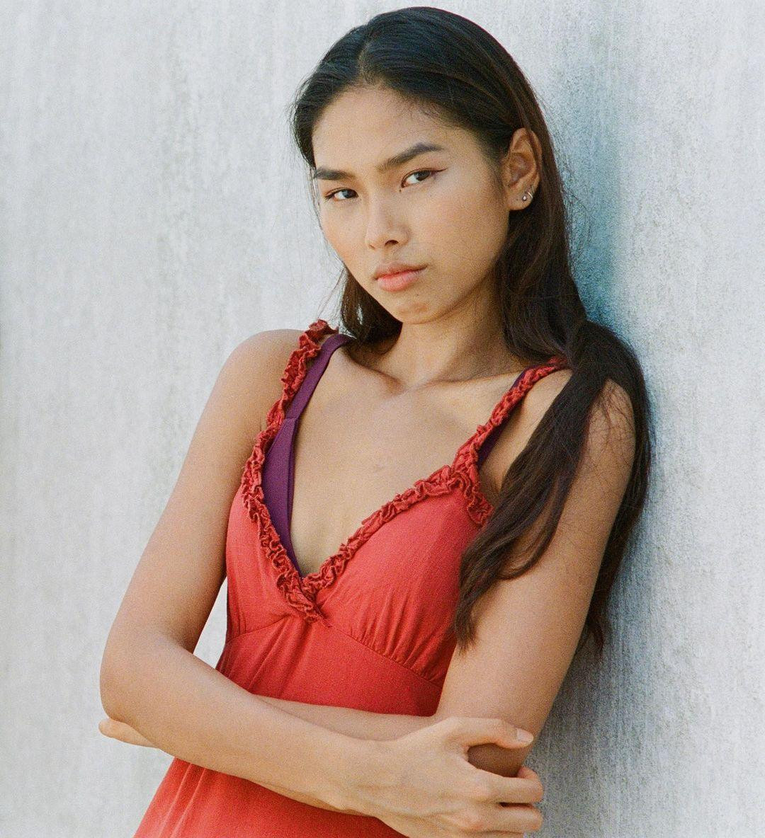 Tuy nhiên nhan sắc của cô ngay lập tức đã gây ra những bình luận trái chiều. Sở hữu gương mặt cá tính đậm chất Á đông nên khán giả cho rằng nhan sắc của người đẹp phù hợp với những sân chơi dành cho người mẫu hơn là các cuộc thi hoa hậu. Tuy nhiên nhan sắc của cô ngay lập tức đã gây ra những bình luận trái chiều. Sở hữu gương mặt cá tính đậm chất Á đông nên khán giả cho rằng nhan sắc của người đẹp phù hợp với những sân chơi dành cho người mẫu hơn là các cuộc thi hoa hậu.