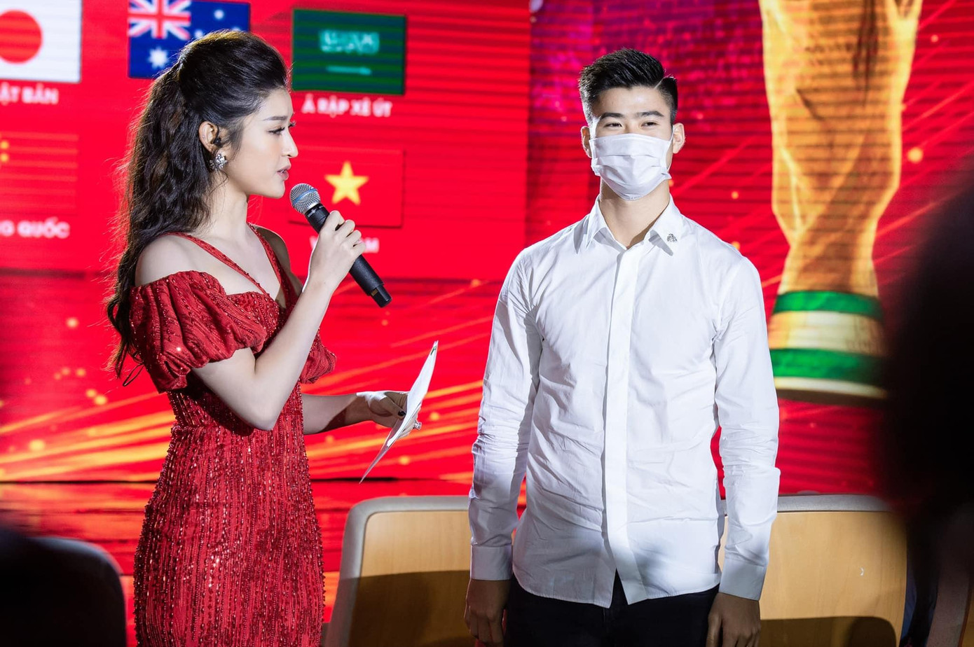 Cô có dịp phỏng vấn các cầu thủ nổi tiếng trong chương trình. Cô có dịp phỏng vấn các cầu thủ nổi tiếng trong chương trình.