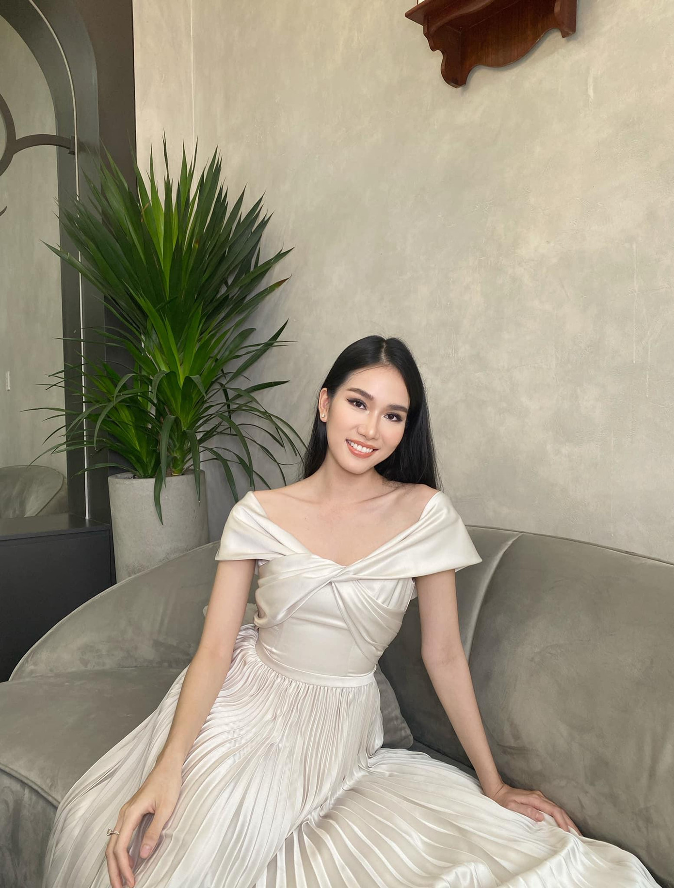 Người đẹp diện bộ váy xếp ly với thiết kế cổ chữ V sâu quyến rũ.