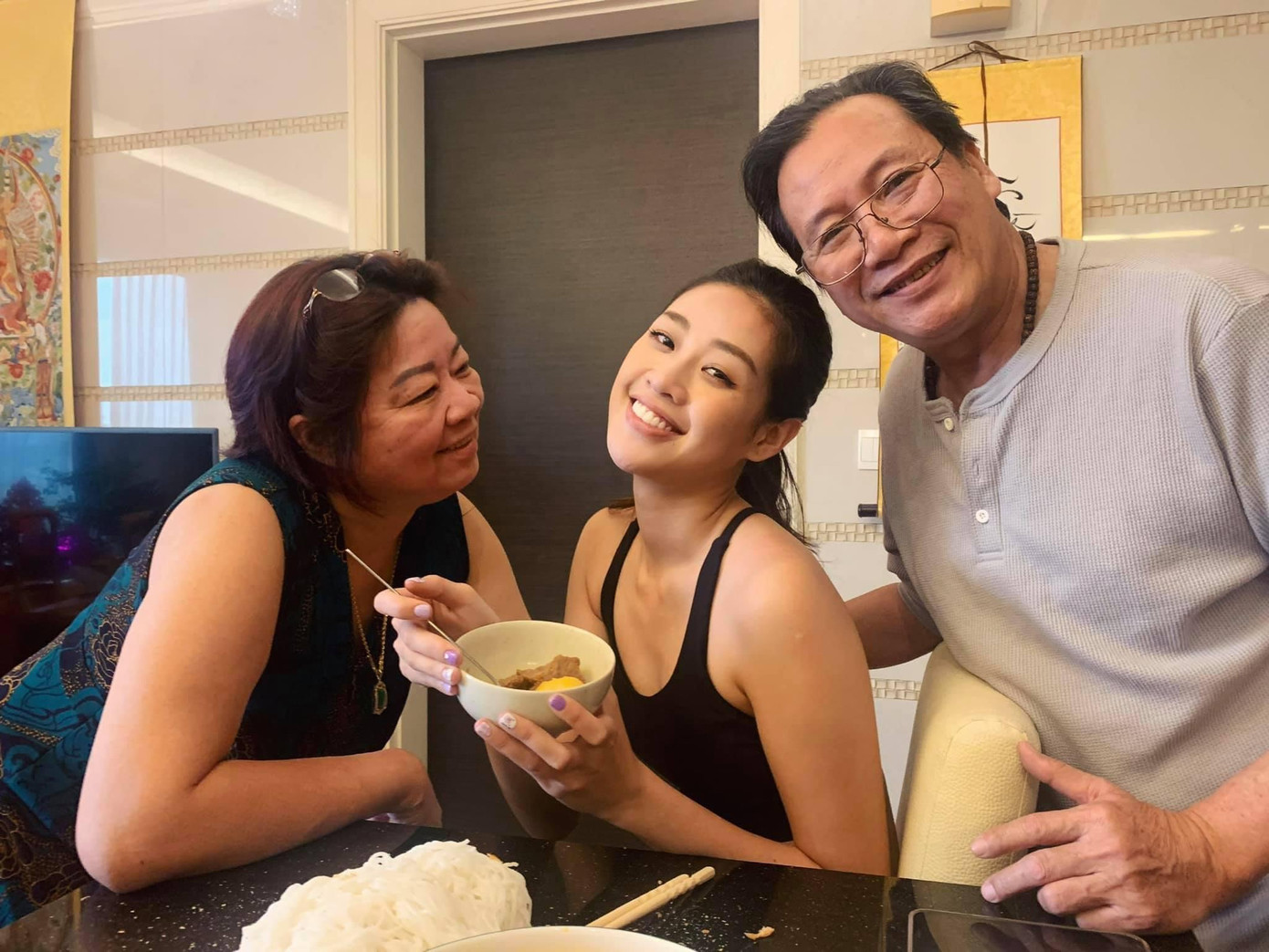 Hoa hậu Khánh Vân và bữa ăn đầu tiên được mẹ nấu sau khi kết thúc cách ly và trở về nhà.