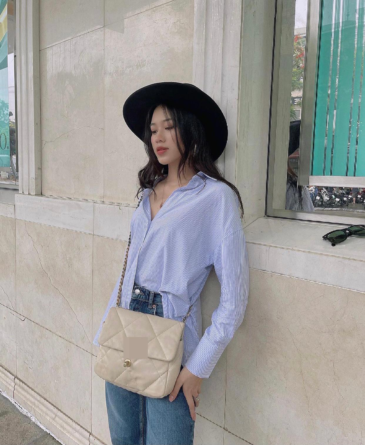 Hoa hậu Đỗ Thị Hà bất ngờ thay đổi phong cách thời trang cá tính với áo sơ mi dáng rộng phối cùng quần jeans.