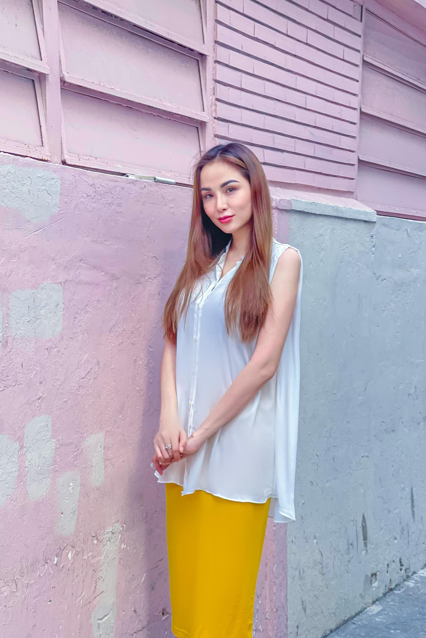 Hoa hậu Diễm Hương xinh đẹp, duyên dáng với set đồ thanh lịch.