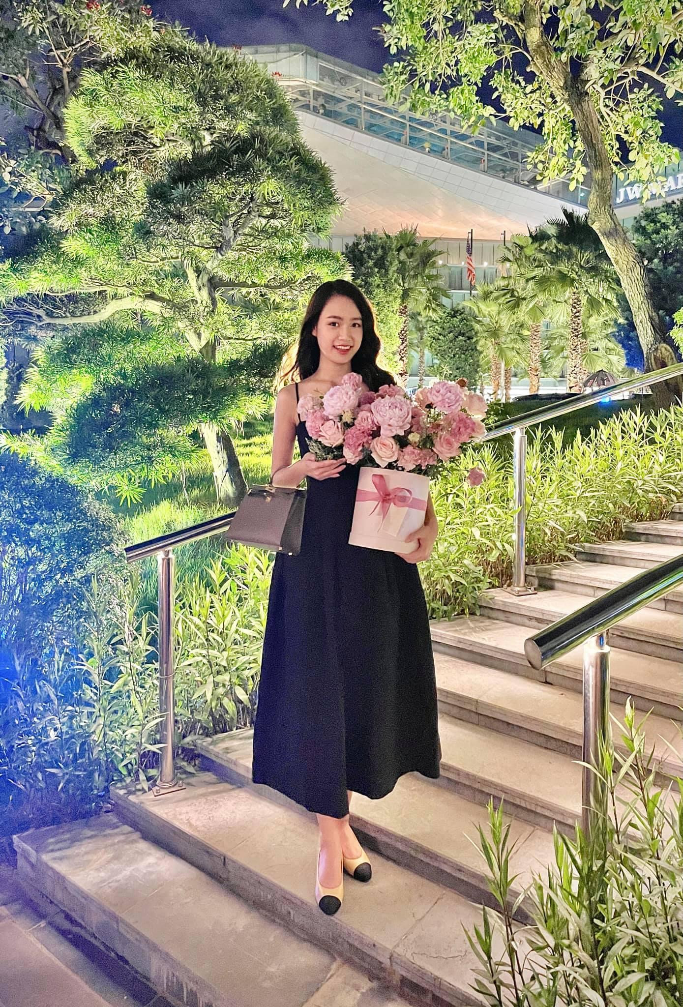 Người đẹp truyền thông HHVN 2016 Phùng Bảo Ngọc Vân ngày càng xinh đẹp và gợi cảm.