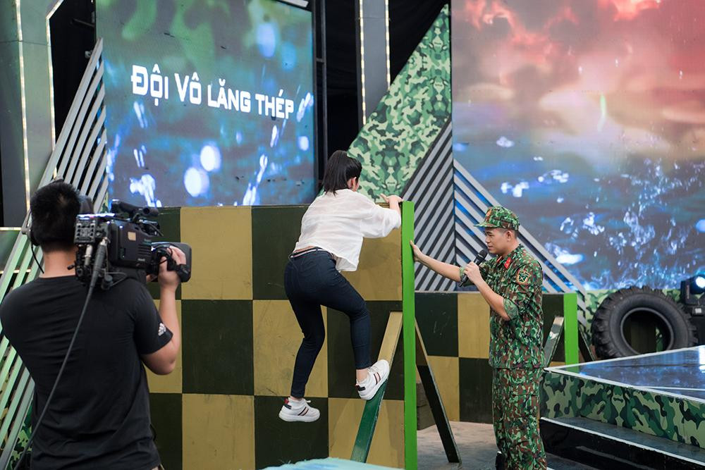 Ngọc Hân thực hiện thử thách vượt tường rào. Ngọc Hân thực hiện thử thách vượt tường rào.