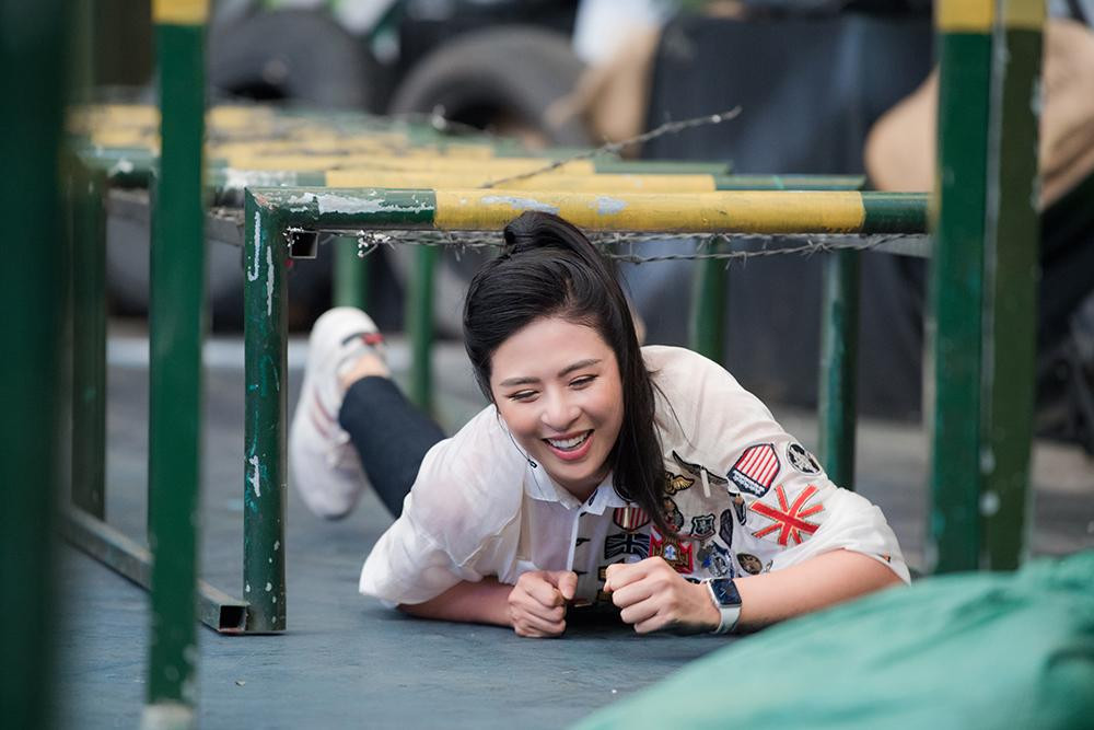 Cô cho biết cảm thấy lo lắng nhất khi thực hiện thử thách vượt hàng rào thép gai. Cô cho biết cảm thấy lo lắng nhất khi thực hiện thử thách vượt hàng rào thép gai.