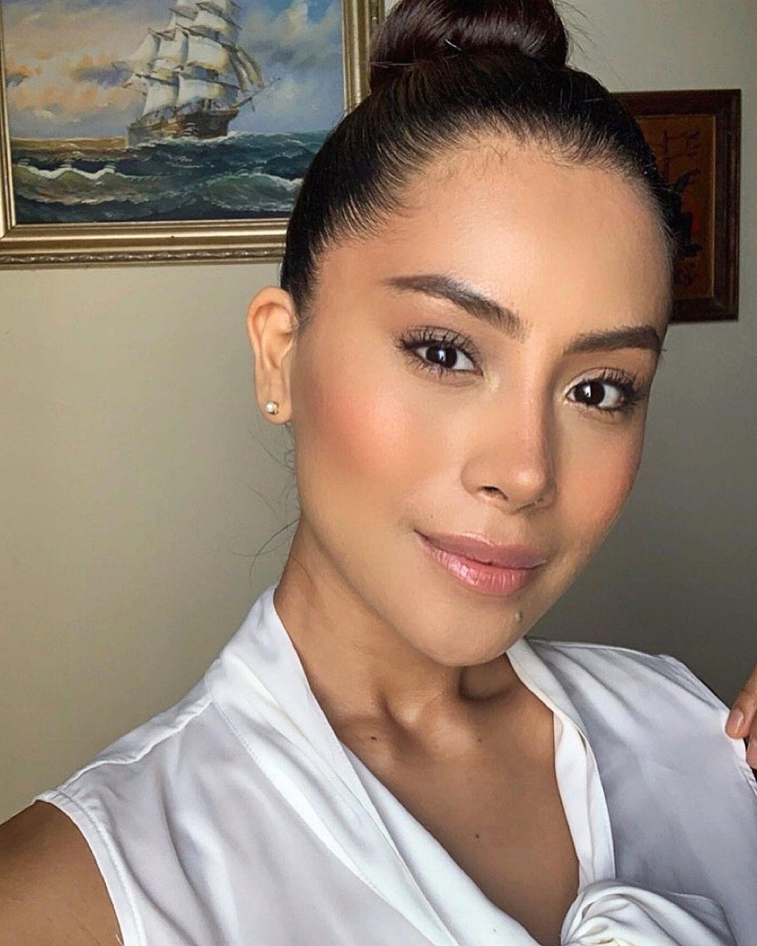 Tân Hoa hậu năm nay 26 tuổi, là một người mẫu chuyên nghiệp đồng thời là một nhà tâm lý học.