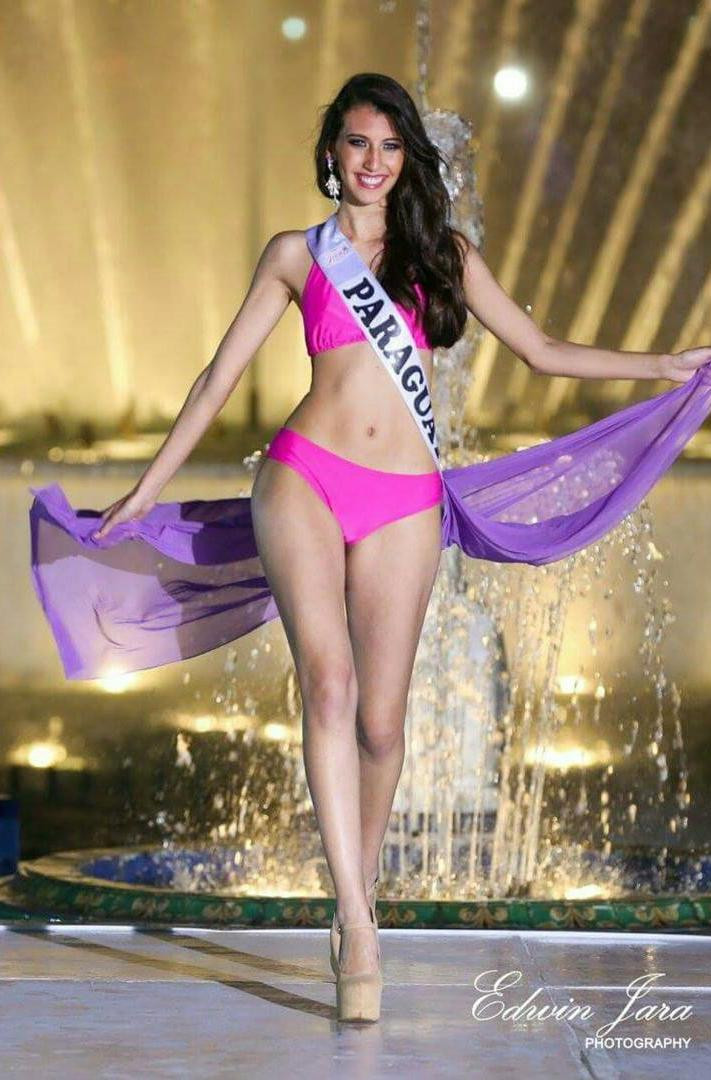 Mặc dù vậy body nóng bỏng và quyến rũ của tân Hoa hậu lại nhận được nhiều lời khen ngợi từ khán giả.