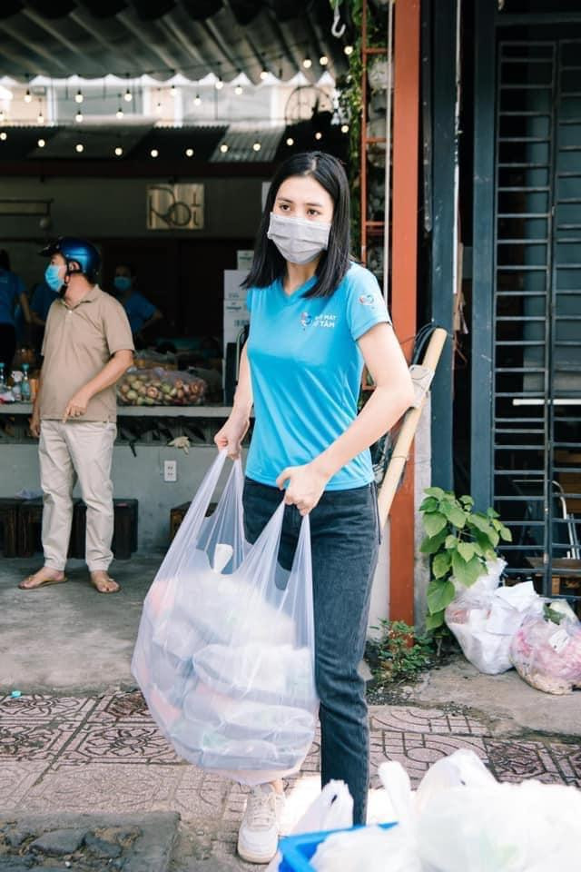 Trong khi đó, Hoa hậu Tiểu Vy và dàn Hoa hậu - Á hậu cùng CLB "Suối mát từ tâm" đã thực hiện chương trình bếp ăn từ thiện cho người nghèo ngay trước thời điểm TP. HCM thực hiện giãn cách.