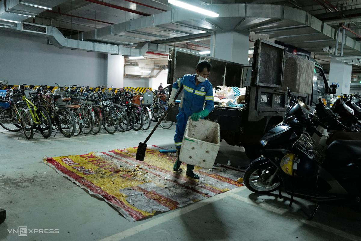 Ca làm việc của ông bắt đầu từ 17h30, công việc chính là thu gom rác tại các hầm chung cư, trung bình mỗi người thu gom 2 tấn/ca. Ca làm việc của ông bắt đầu từ 17h30, công việc chính là thu gom rác tại các hầm chung cư, trung bình mỗi người thu gom 2 tấn/ca.