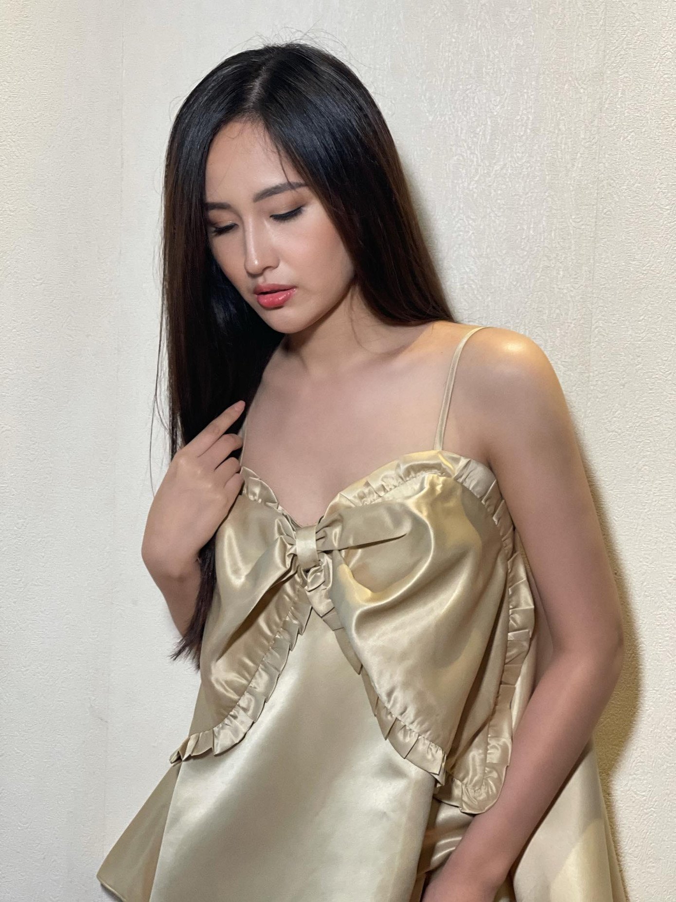 Hoa hậu Mai Phương Thuý diện áo lụa có thiết kế lạ mắt, khoe trọn vai trần quyến rũ.