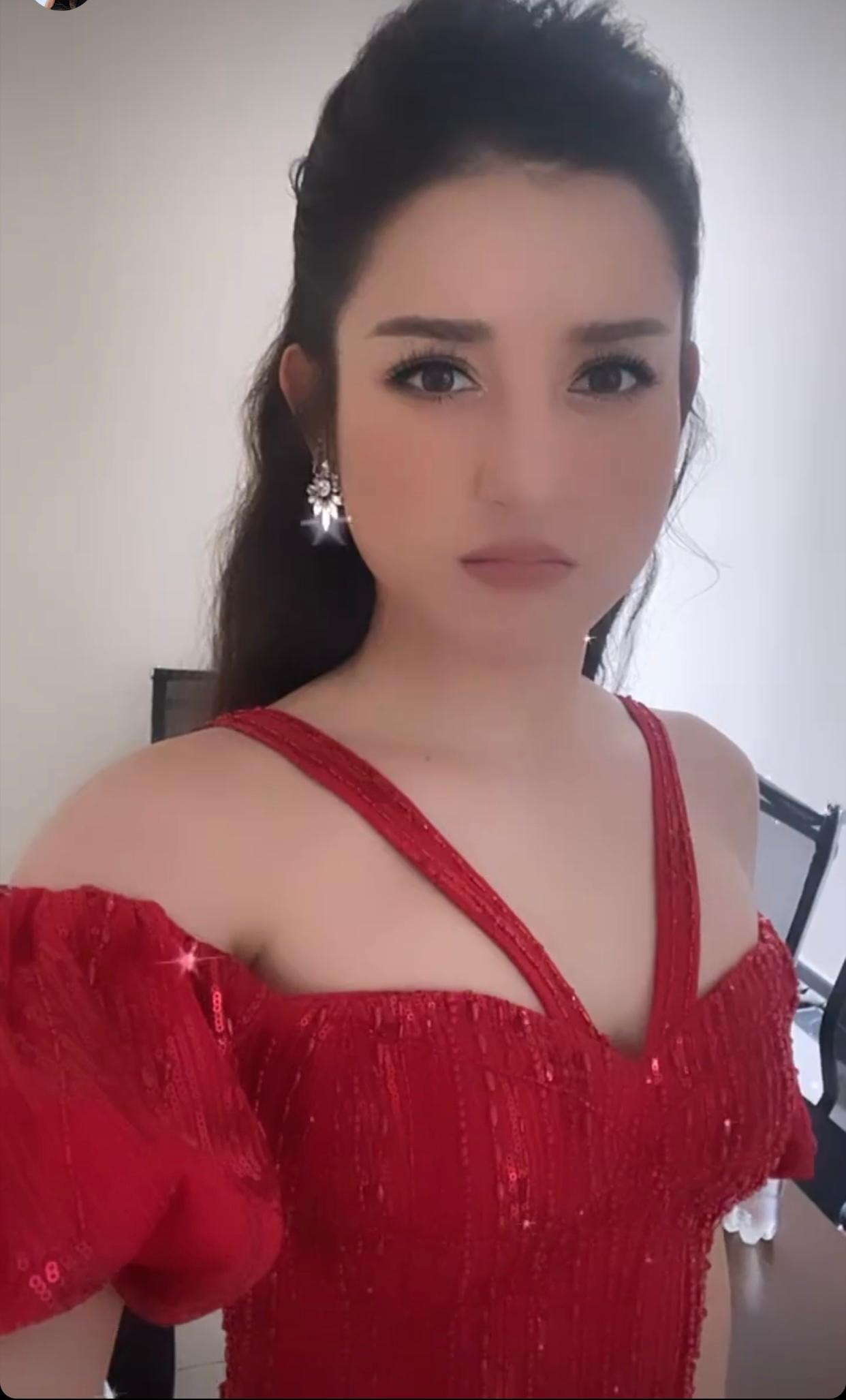 Á hậu Huyền My diện váy dạ hội sequin màu đỏ nóng bỏng khi làm MC.