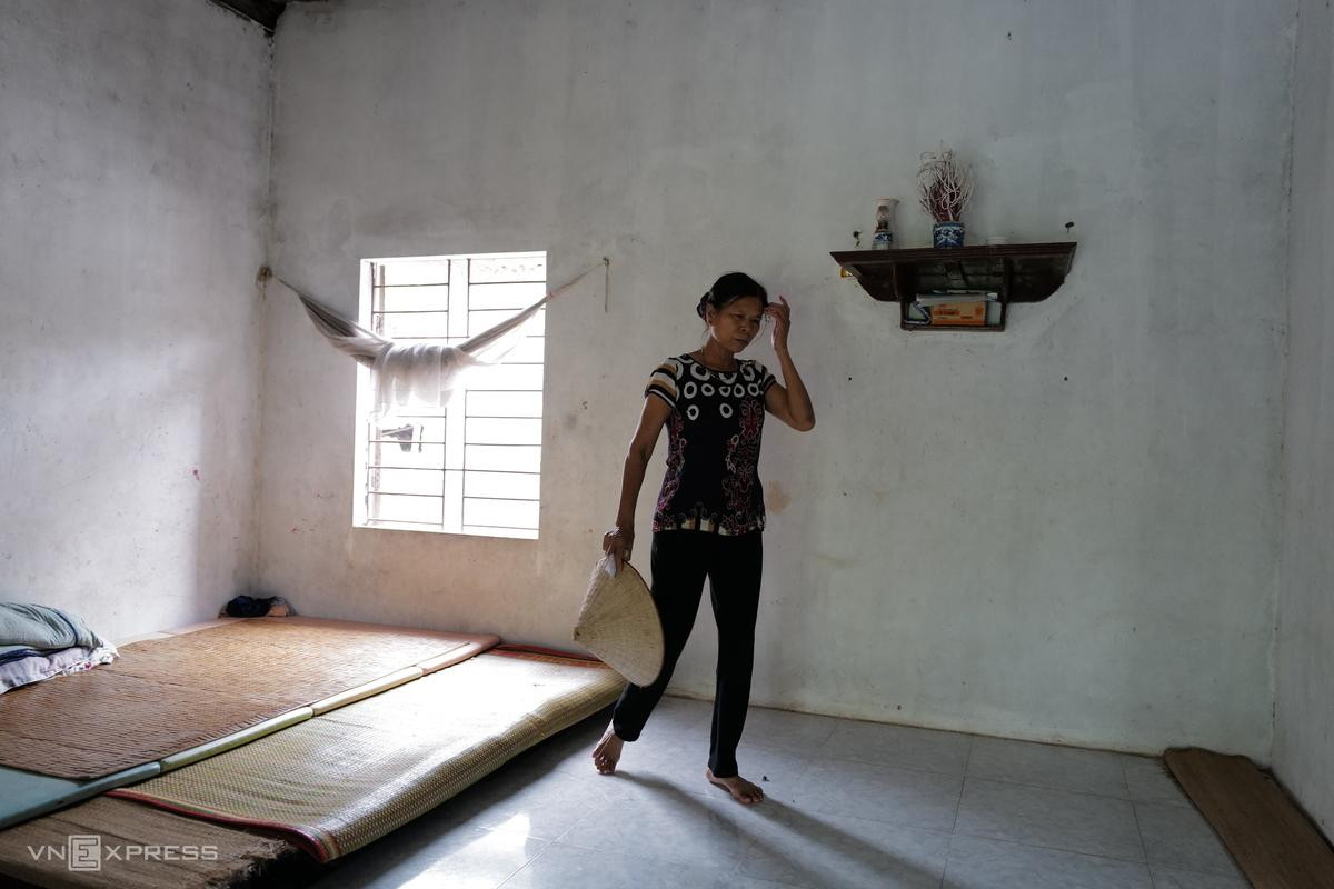 Căn nhà của vợ chồng bà chỉ có chiếc giường ghép từ mấy thanh gỗ, trải chiếu để sinh hoạt. Vài ngày trước, bà Sơn bị tai nạn giao thông rạn hai dẻ xương sườn, phải tạm nghỉ việc. Hai vợ chồng chỉ trông chờ vào tiền bán ve chai nhặt được khi thu gom rác, rau thì hái quanh vườn nhà. Khi có việc cần mấy trăm nghìn, bà Sơn ra chợ vay mượn người thân. Căn nhà của vợ chồng bà chỉ có chiếc giường ghép từ mấy thanh gỗ, trải chiếu để sinh hoạt. Vài ngày trước, bà Sơn bị tai nạn giao thông rạn hai dẻ xương sườn, phải tạm nghỉ việc. Hai vợ chồng chỉ trông chờ vào tiền bán ve chai nhặt được khi thu gom rác, rau thì hái quanh vườn nhà. Khi có việc cần mấy trăm nghìn, bà Sơn ra chợ vay mượn người thân.