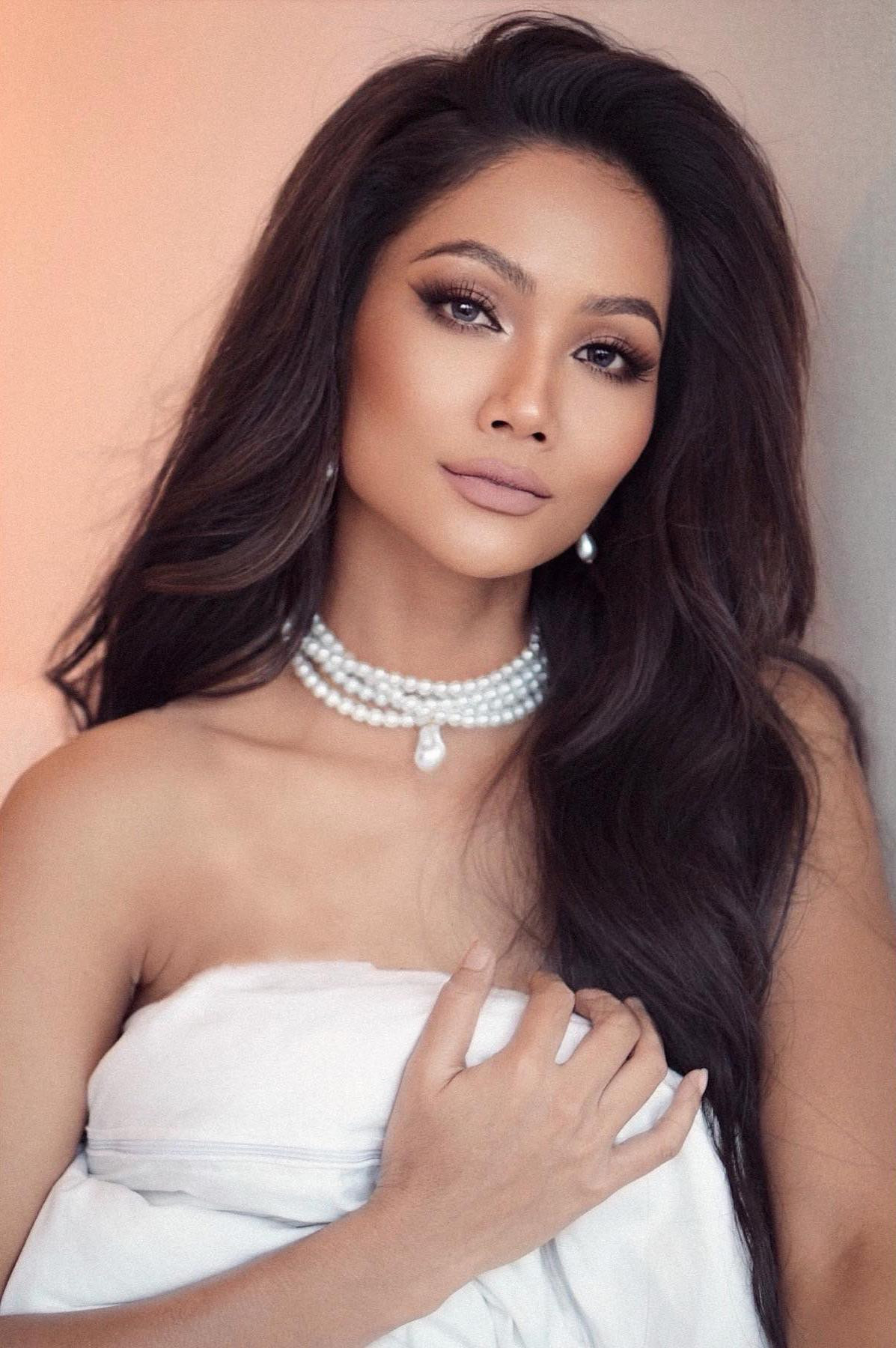 Nhan sắc ngày càng xinh đẹp và quyến rũ của Hoa hậu Hoàn vũ Việt Nam 2017 nhận được sự yêu mến của các fans.