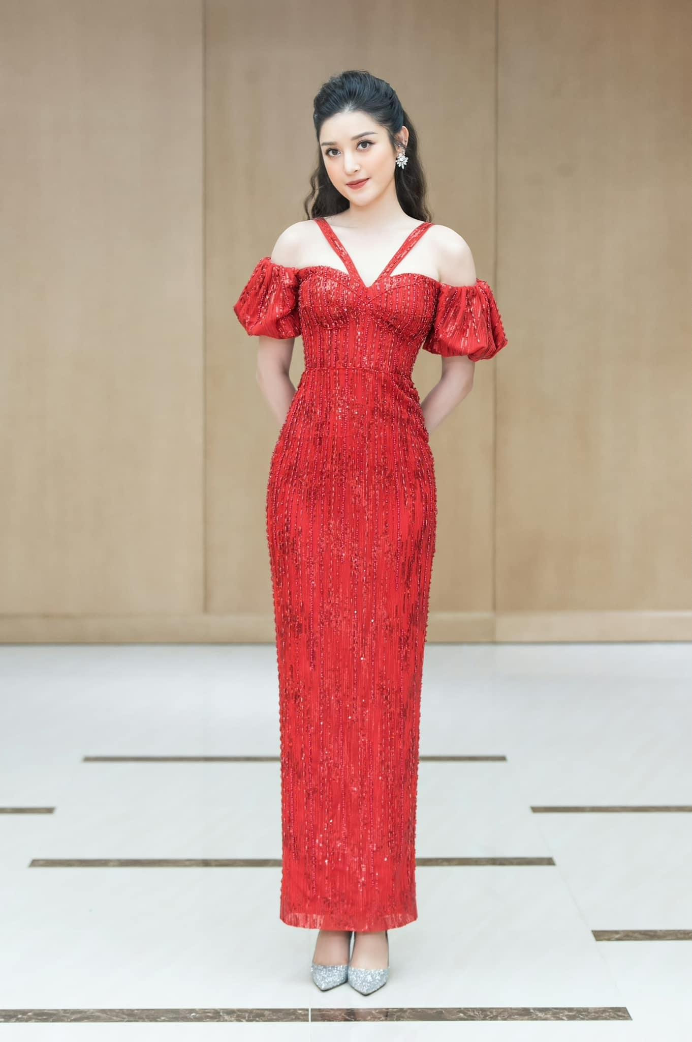 Á hậu Việt Nam 2014 diện váy dạ hội seuin đỏ rực, khoe trọn vóc dáng nóng bỏng và quyến rũ. Á hậu Việt Nam 2014 diện váy dạ hội seuin đỏ rực, khoe trọn vóc dáng nóng bỏng và quyến rũ.