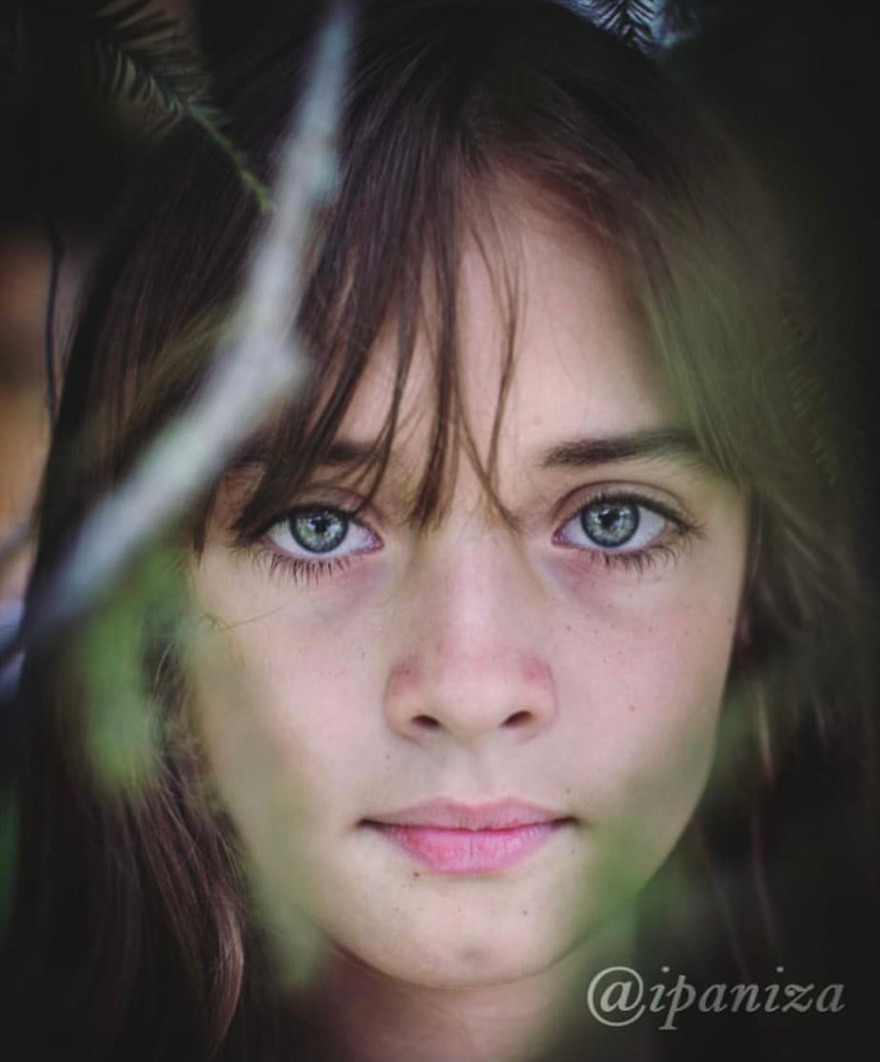 Không chỉ tài giỏi, Maya còn sở hữu nhan sắc xinh đẹp, cô bé được nhận xét là bản sao hoàn hảo của người mẹ quá cố.