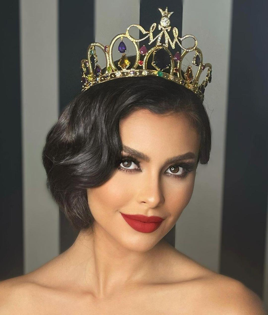Sau khi đăng quang Hoa hậu Thế giới Puerto Rico, Aryam Diaz Rosado sẽ là đại diện của nước chủ nhà tại Miss World 2021. Đại diện nước chủ nhà năm nay mới 22 tuổi, tuy nhiên cô đã có nhiều kinh nghiệm trình diễn trên sân khấu. Bên cạnh công việc làm người dẫn chương trình truyền hình, Aryam Diaz Rosado còn được biết đến là một người mẫu chuyên nghiệp.