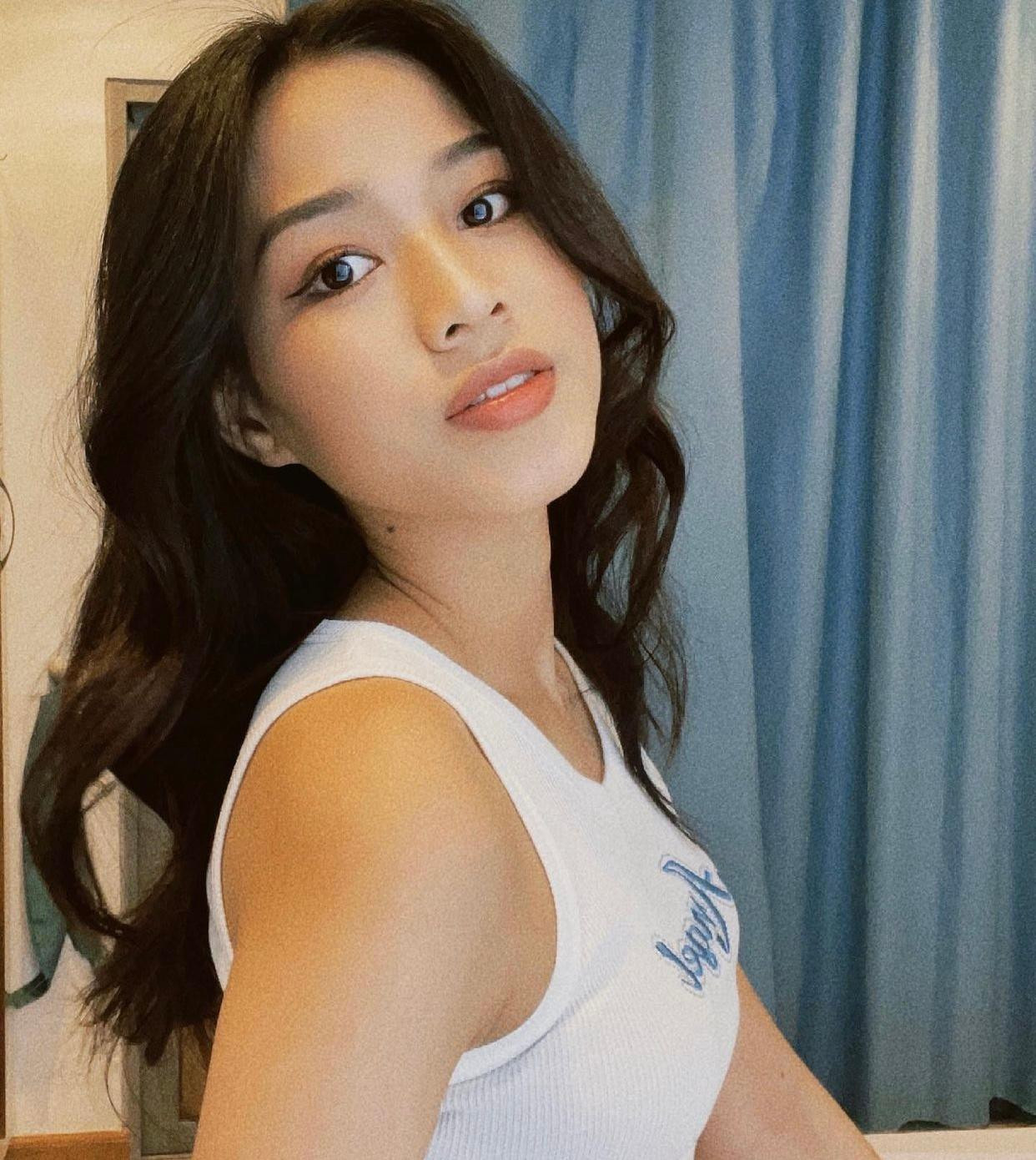 Ở nhà nên người đẹp ăn mặc khá giản dị và năng động. Dù chỉ diện áo ba lỗ trắng nhưng Hoa hậu Việt Nam 2020 vẫn toát lên thần thái xinh đẹp, quyến rũ, nhận được nhiều lời khen ngợi từ các fans.