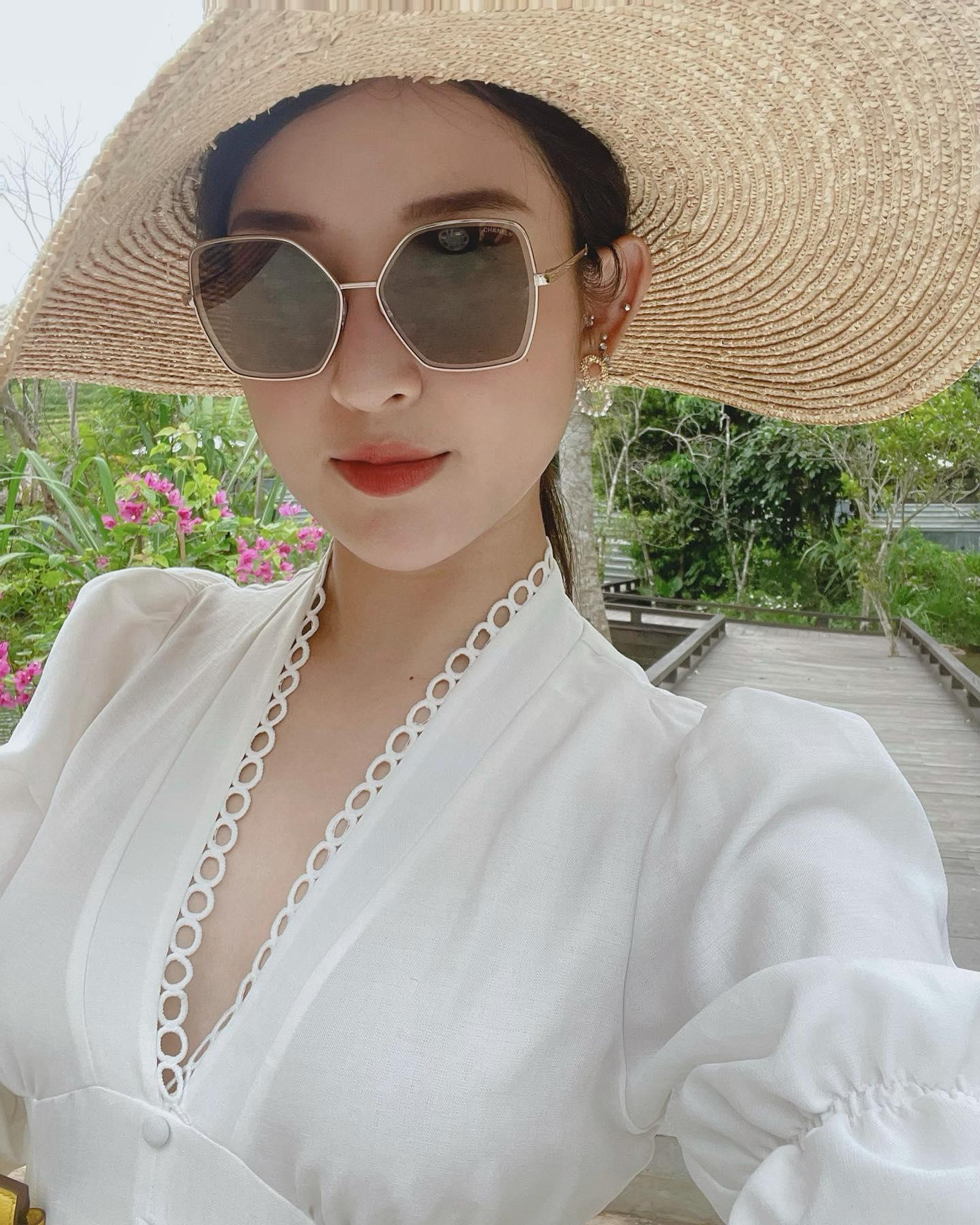 Á hậu Huyền My đẹp yêu kiều như một nàng tiểu thư khi diện bộ váy trắng duyên dáng. Á hậu Huyền My đẹp yêu kiều như một nàng tiểu thư khi diện bộ váy trắng duyên dáng.