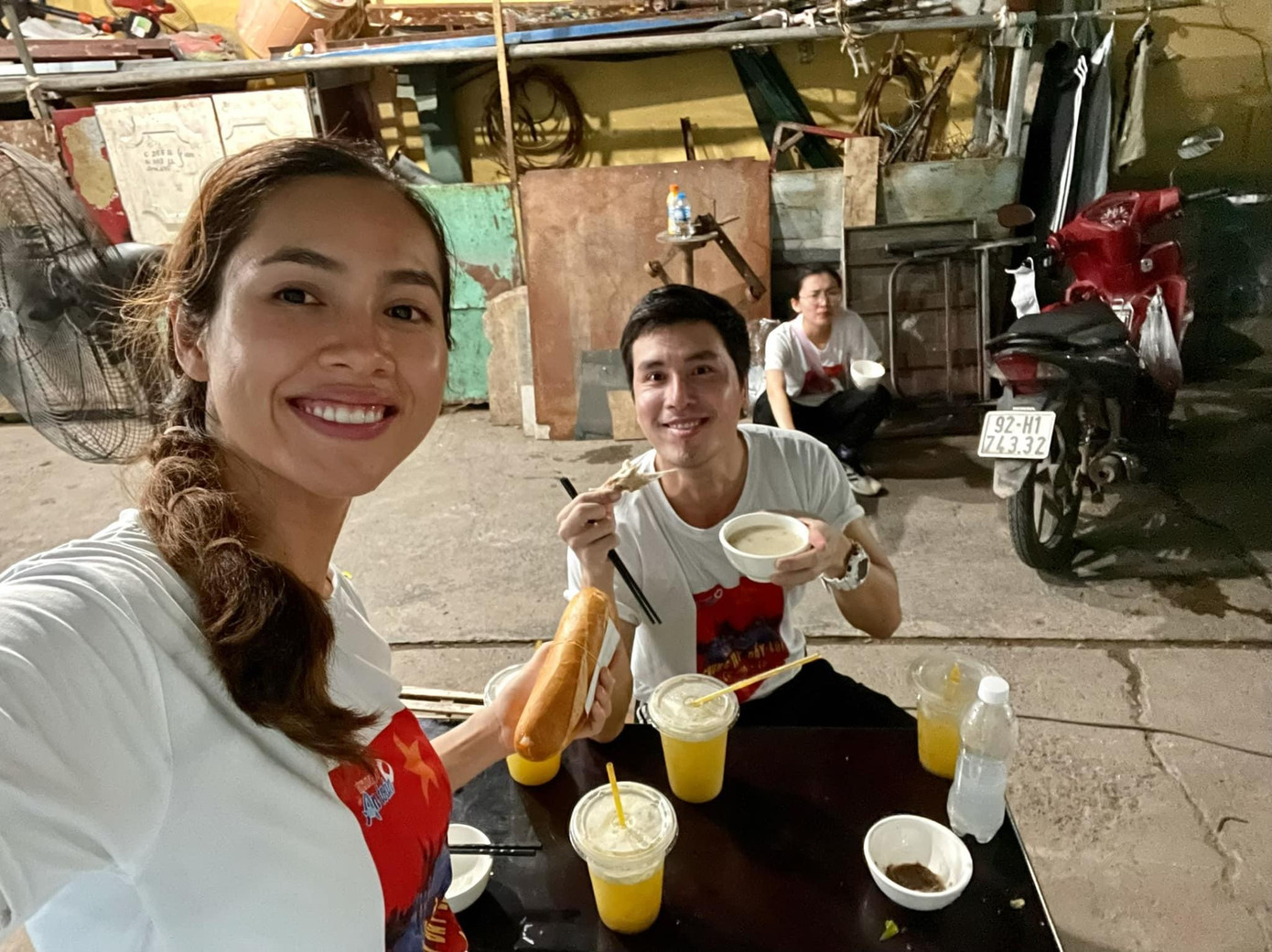 Á hậu Hoàng My và nam ca sĩ, diễn viên Hoàng Phi Kha ăn cháo đêm sau những giờ miệt mài làm tình nguyện viên chống COVID.