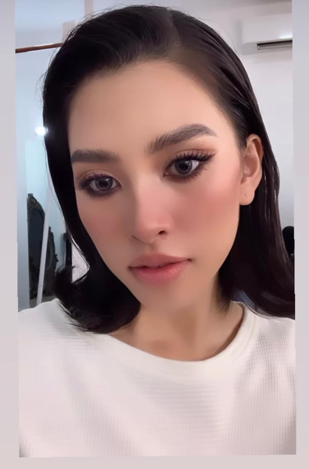 Hoa hậu Tiểu Vy xinh đẹp, cá tính với phong cách trang điểm Tây.