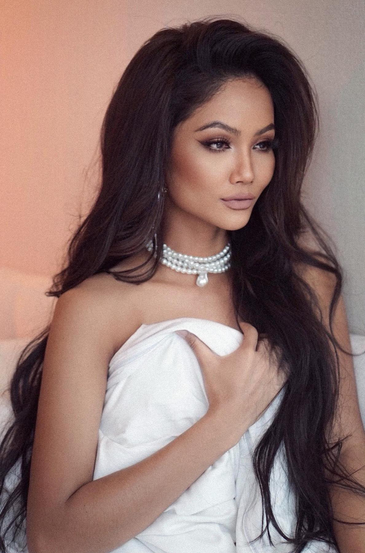 Hoa hậu H'Hen Niê hờ hững vai trần nóng bỏng khiến các fans ngây ngất.