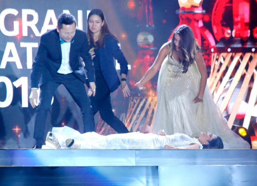 Clara Sosa cũng trở thành mỹ nhân có màn đăng quang đáng nhớ khi cô nàng bất ngờ ngất xỉu trên sân khấu ngay trong khoảnh khắc được xướng tên đăng quang Hoa hậu khiến ban tổ chức và khán giả 'tá hỏa'.