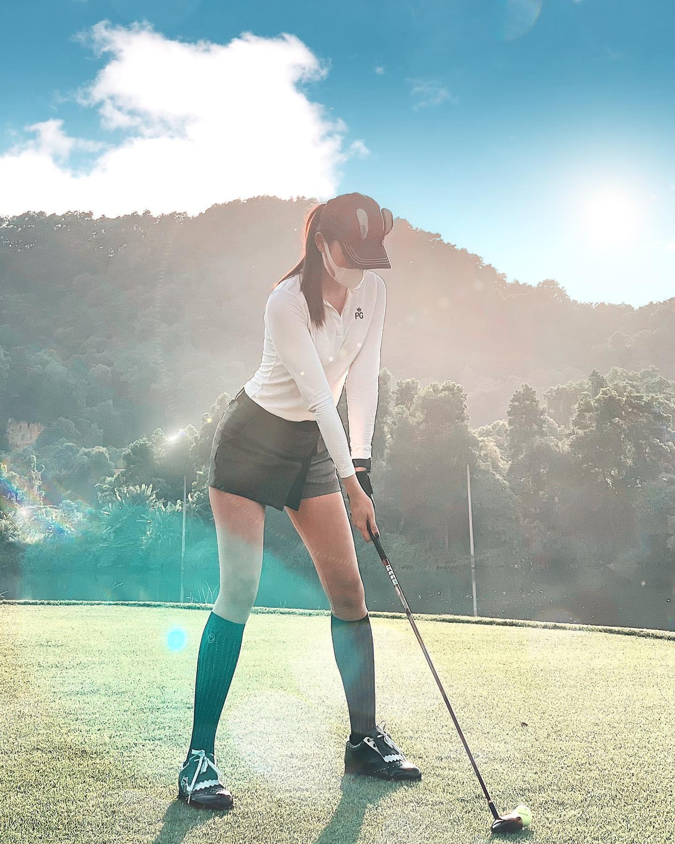 Á hậu Huyền My thả dáng năng động mà không kém phần quyến rũ trên sân golf.